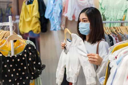 Persona comprando con mascarilla